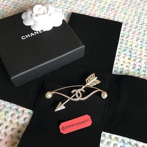 Auth Chanel Goldtone Hardware CC Arrow Brooch